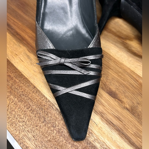 Stuart Weitzman, suede and leather 2 1/2 inch heels in black and pewter - Picture 6 of 12